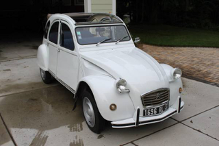 Illustration for article titled For $6,500, This 1972 Citroën 2CV Is A Blue Jean Baby Queen